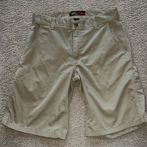 Men’s Under Armour khaki Cargo shorts -30 waist, small